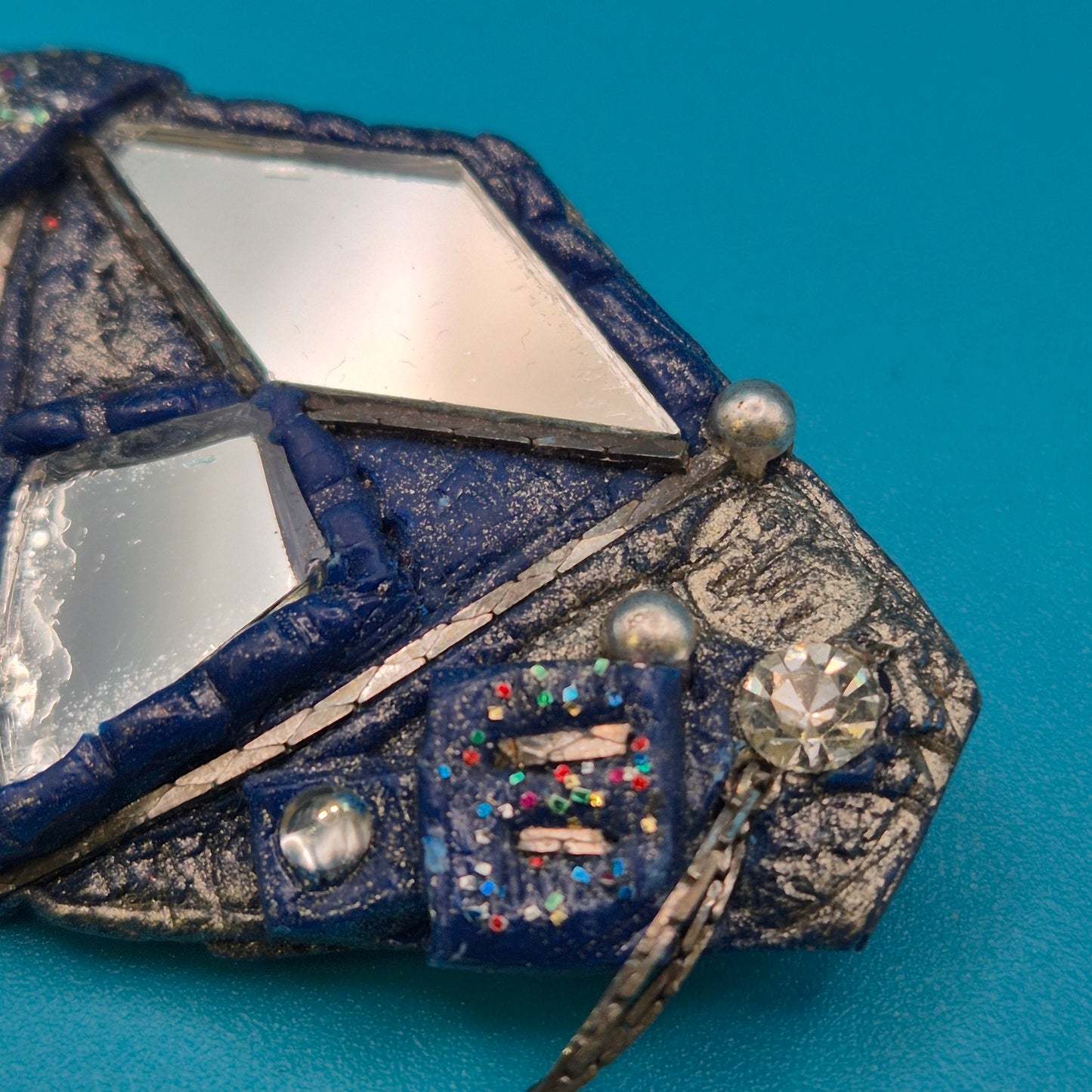 Auffällige Vintage Statement-Brosche in Blau-Silber mit Spiegel-Details