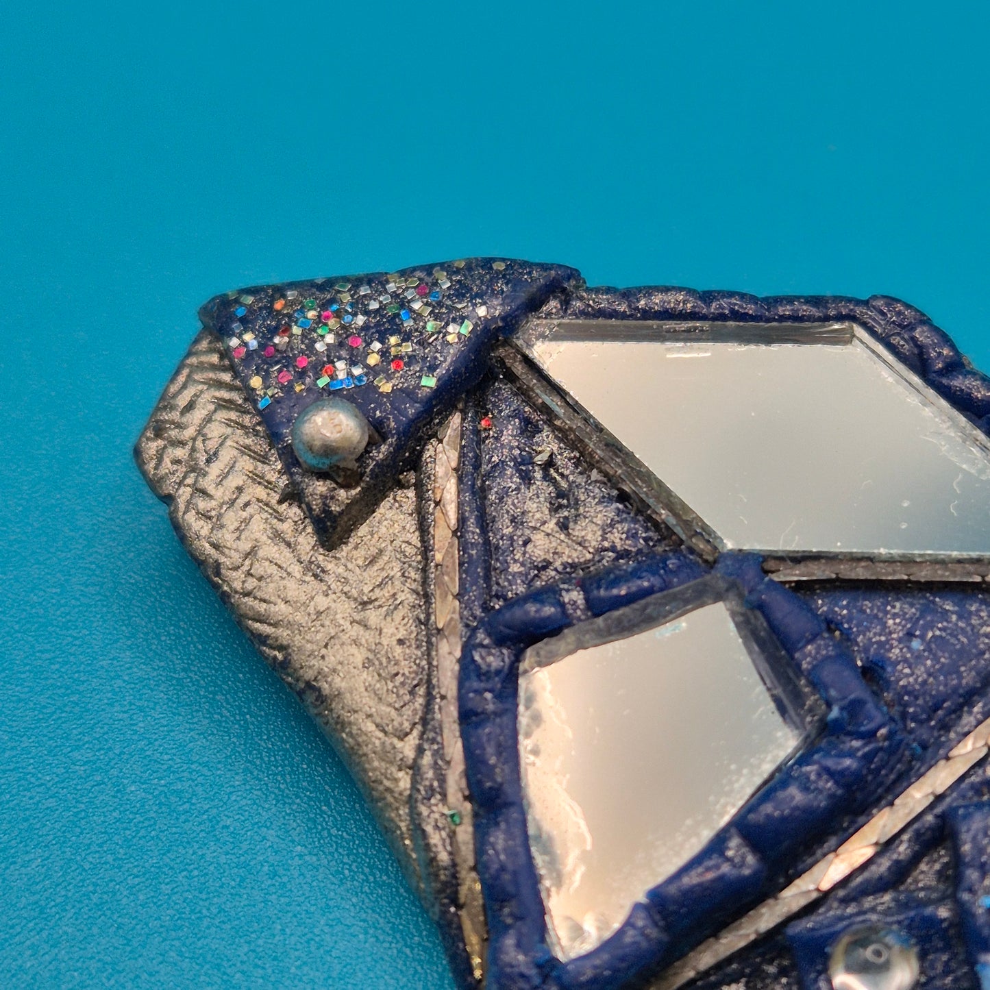 Auffällige Vintage Statement-Brosche in Blau-Silber mit Spiegel-Details