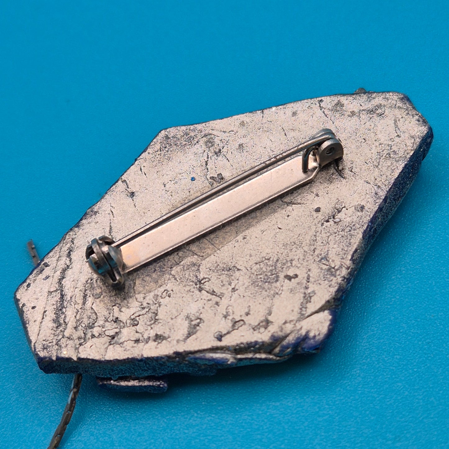 Auffällige Vintage Statement-Brosche in Blau-Silber mit Spiegel-Details