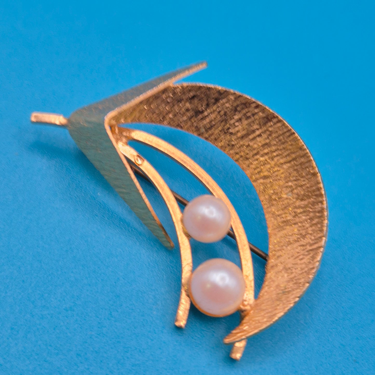 Vintage Designer Brosche in Halbmond-Optik mit zwei Perlen Goldfarben