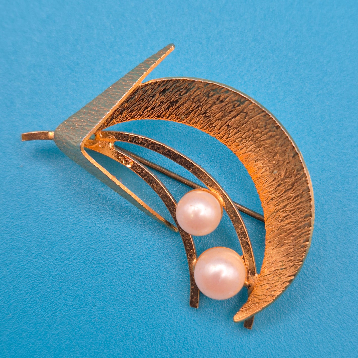 Vintage Designer Brosche in Halbmond-Optik mit zwei Perlen Goldfarben