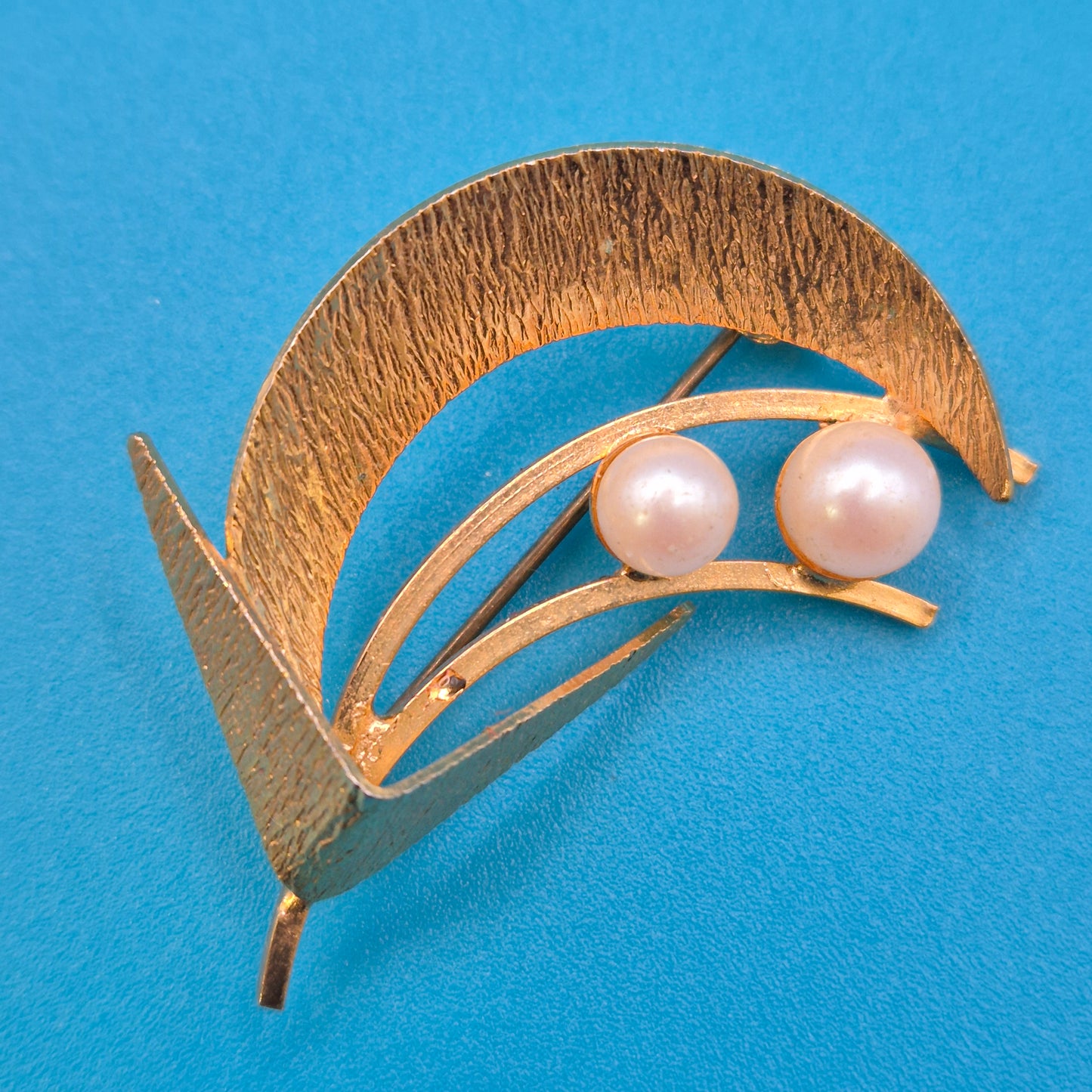 Vintage Designer Brosche in Halbmond-Optik mit zwei Perlen Goldfarben