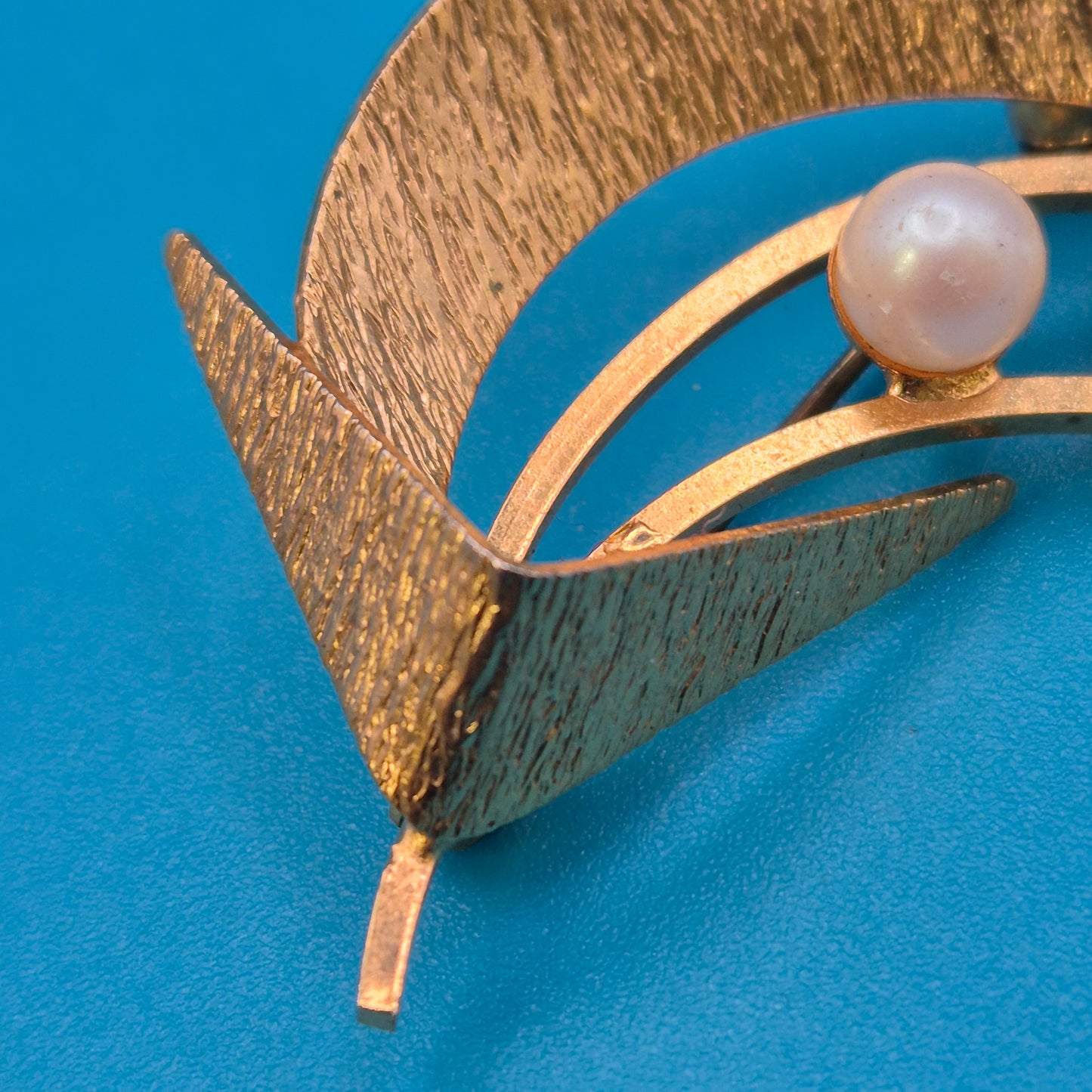Vintage Designer Brosche in Halbmond-Optik mit zwei Perlen Goldfarben