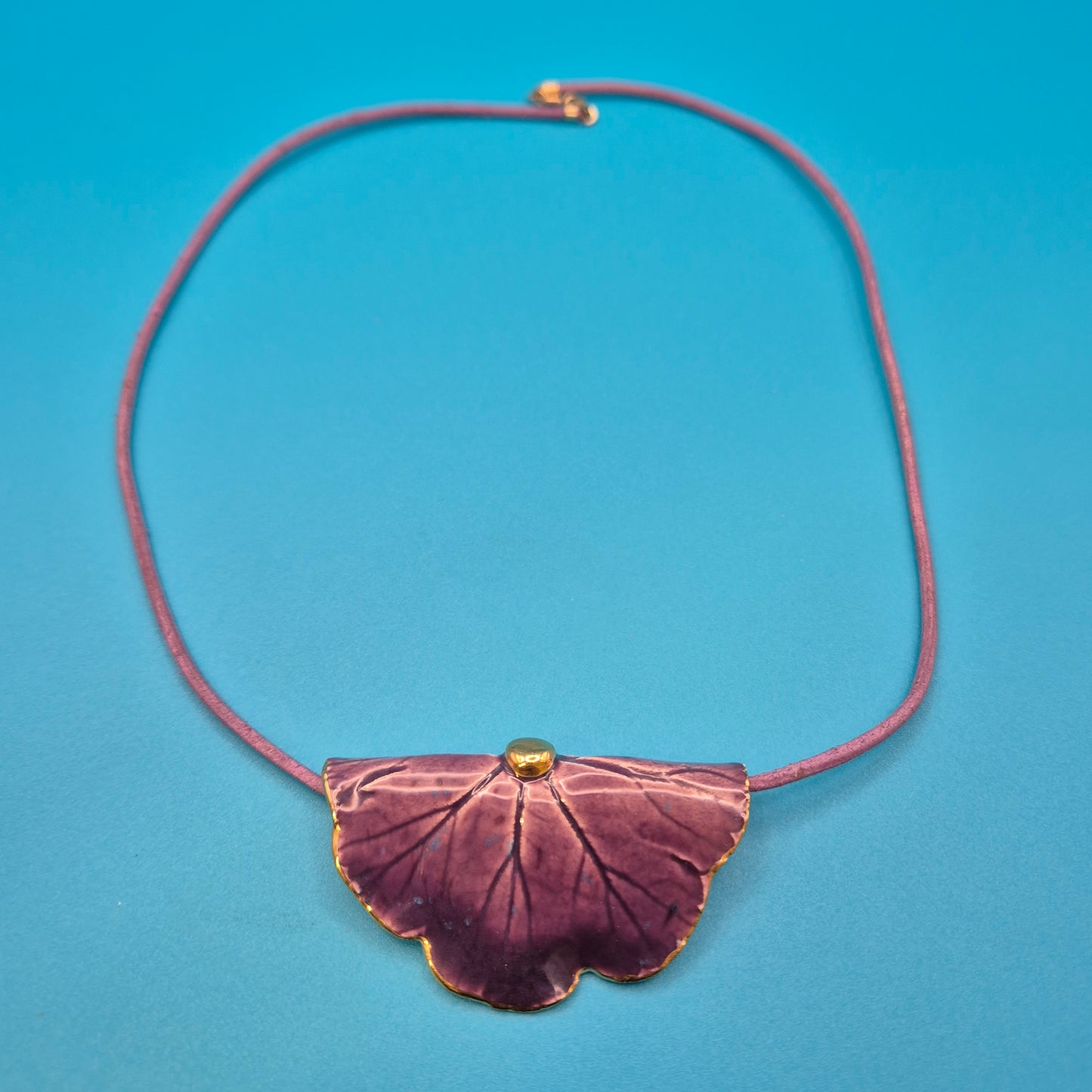 Vintage Halskette mit violettem Emaille-Anhänger in Blattform