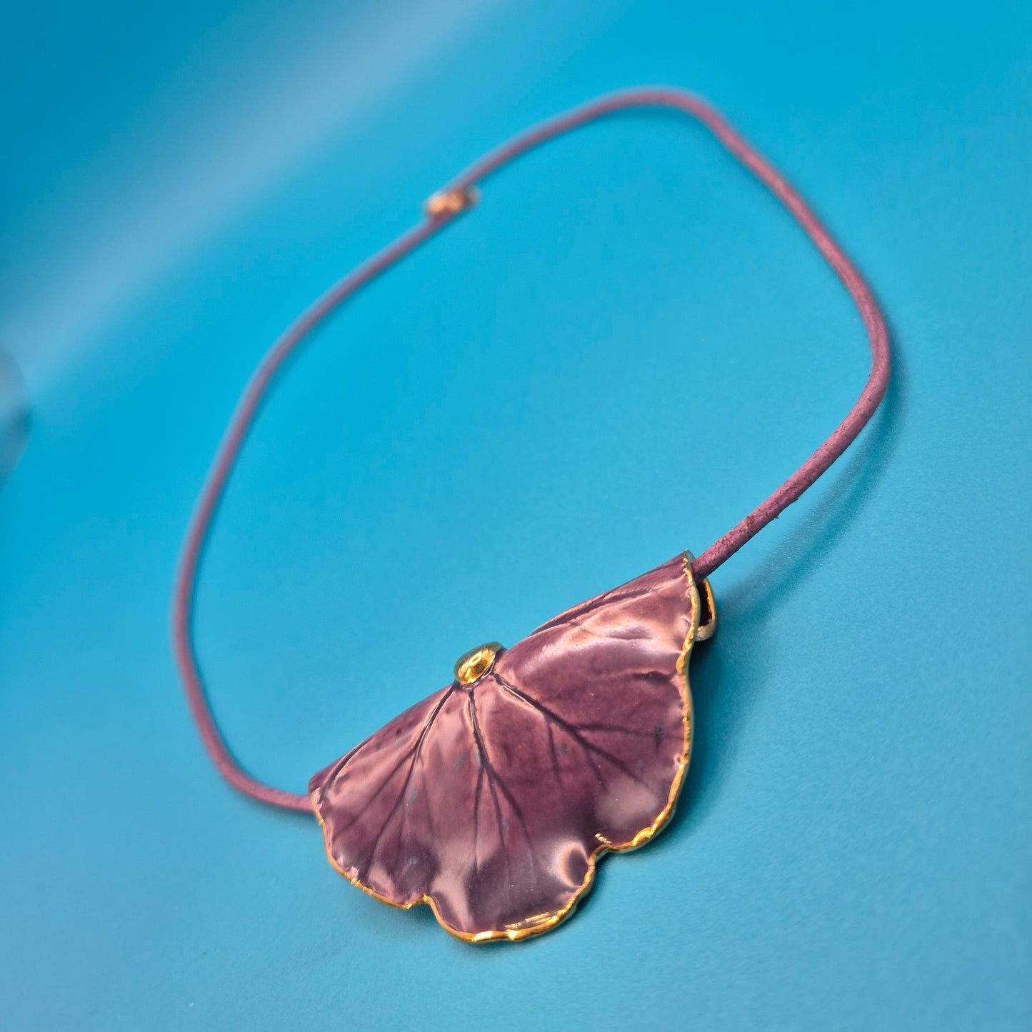 Vintage Halskette mit violettem Emaille-Anhänger in Blattform