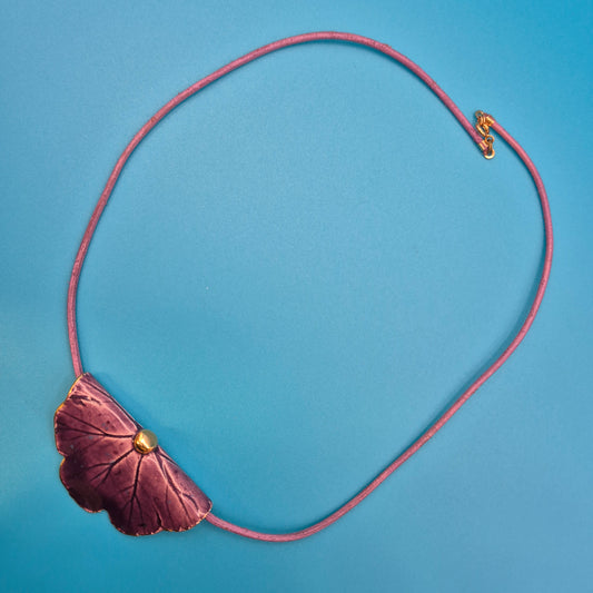 Vintage Halskette mit violettem Emaille-Anhänger in Blattform