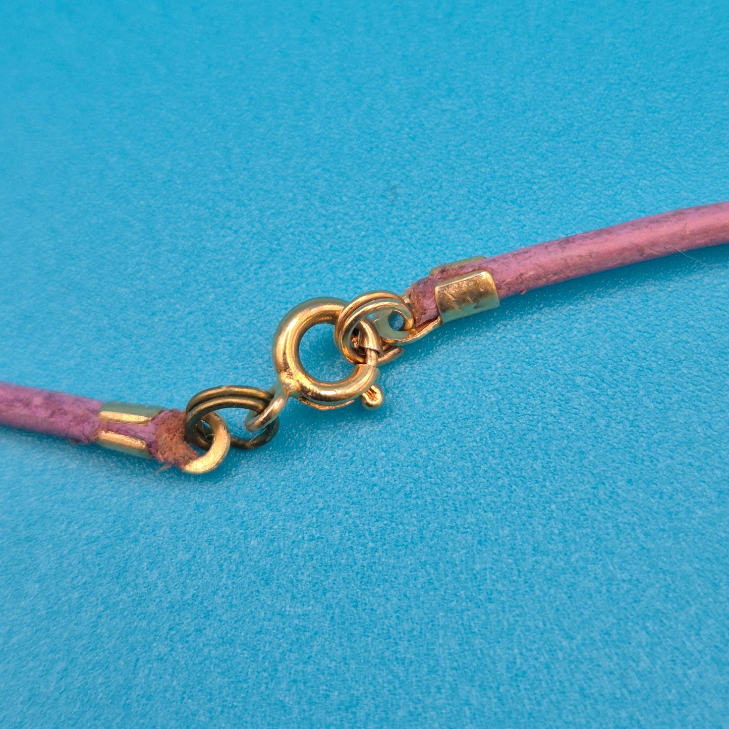 Vintage Halskette mit violettem Emaille-Anhänger in Blattform