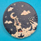 Einzigartige Vintage-Brosche "Mondreise" mit Leiter-Motiv aus Polymer-Ton