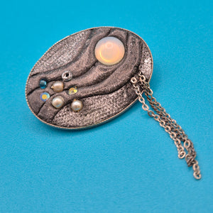 Vintage Brosche in Mond-Optik mit Opal-Cabochon und Perlenbesatz