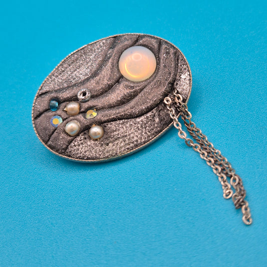 Vintage Brosche in Mond-Optik mit Opal-Cabochon und Perlenbesatz