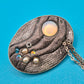 Vintage Brosche in Mond-Optik mit Opal-Cabochon und Perlenbesatz