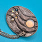 Vintage Brosche in Mond-Optik mit Opal-Cabochon und Perlenbesatz