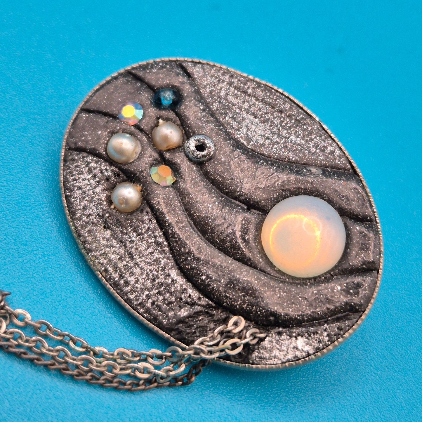 Vintage Brosche in Mond-Optik mit Opal-Cabochon und Perlenbesatz