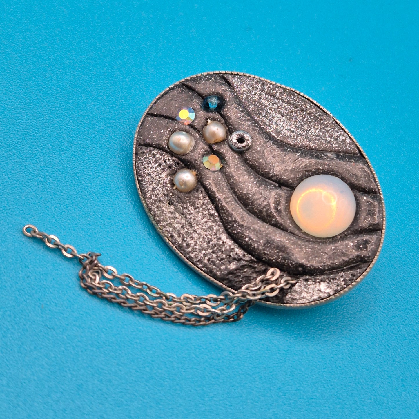 Vintage Brosche in Mond-Optik mit Opal-Cabochon und Perlenbesatz
