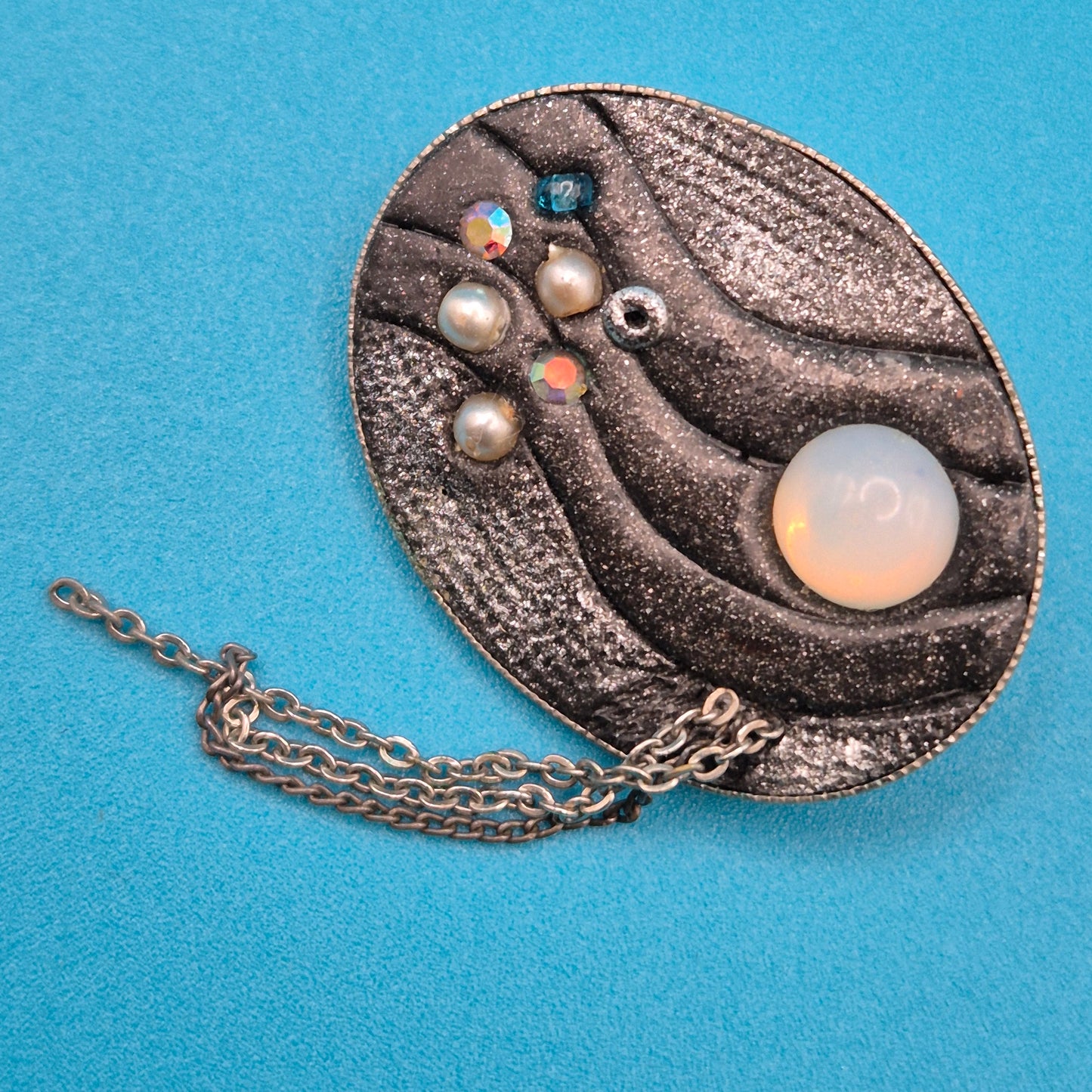 Vintage Brosche in Mond-Optik mit Opal-Cabochon und Perlenbesatz