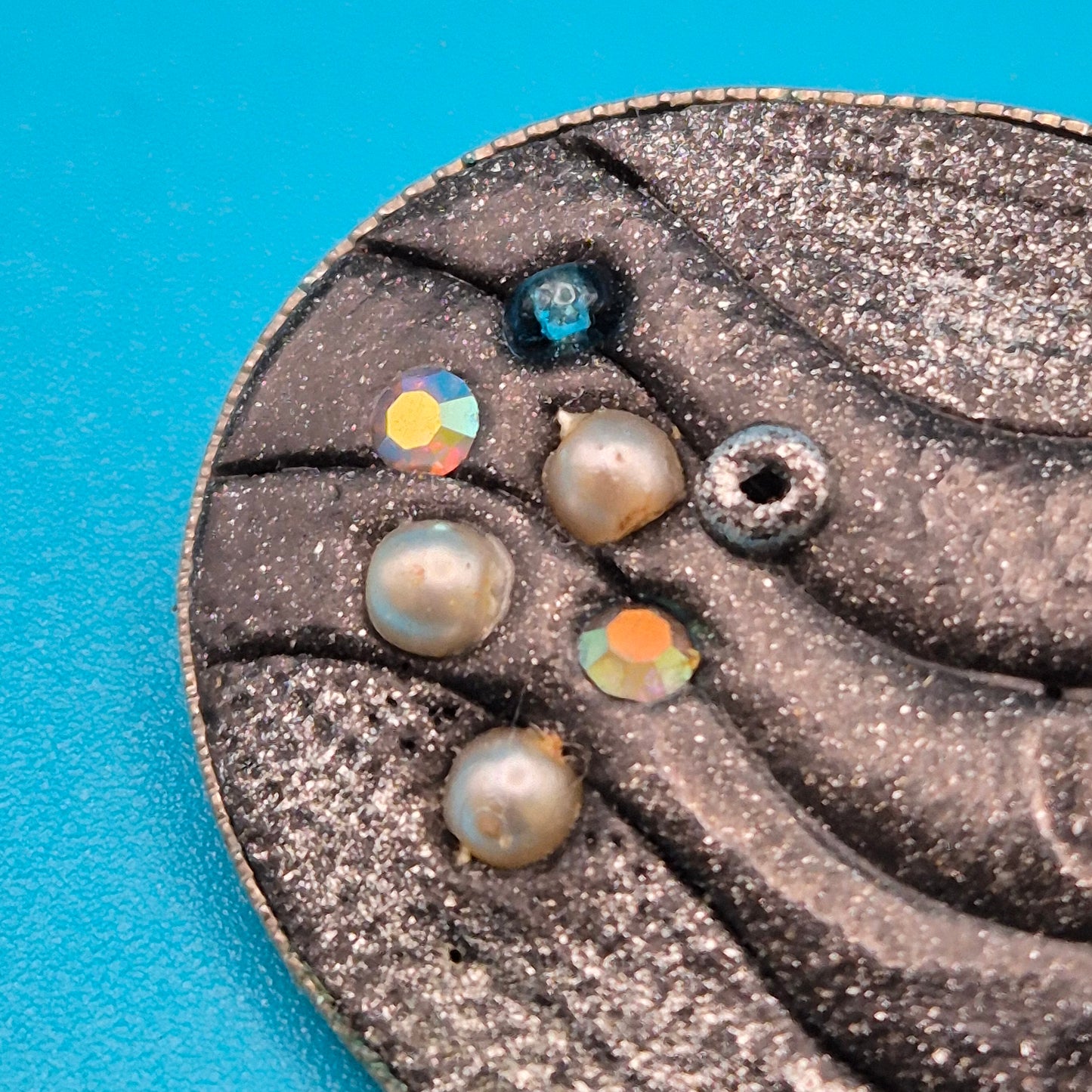Vintage Brosche in Mond-Optik mit Opal-Cabochon und Perlenbesatz