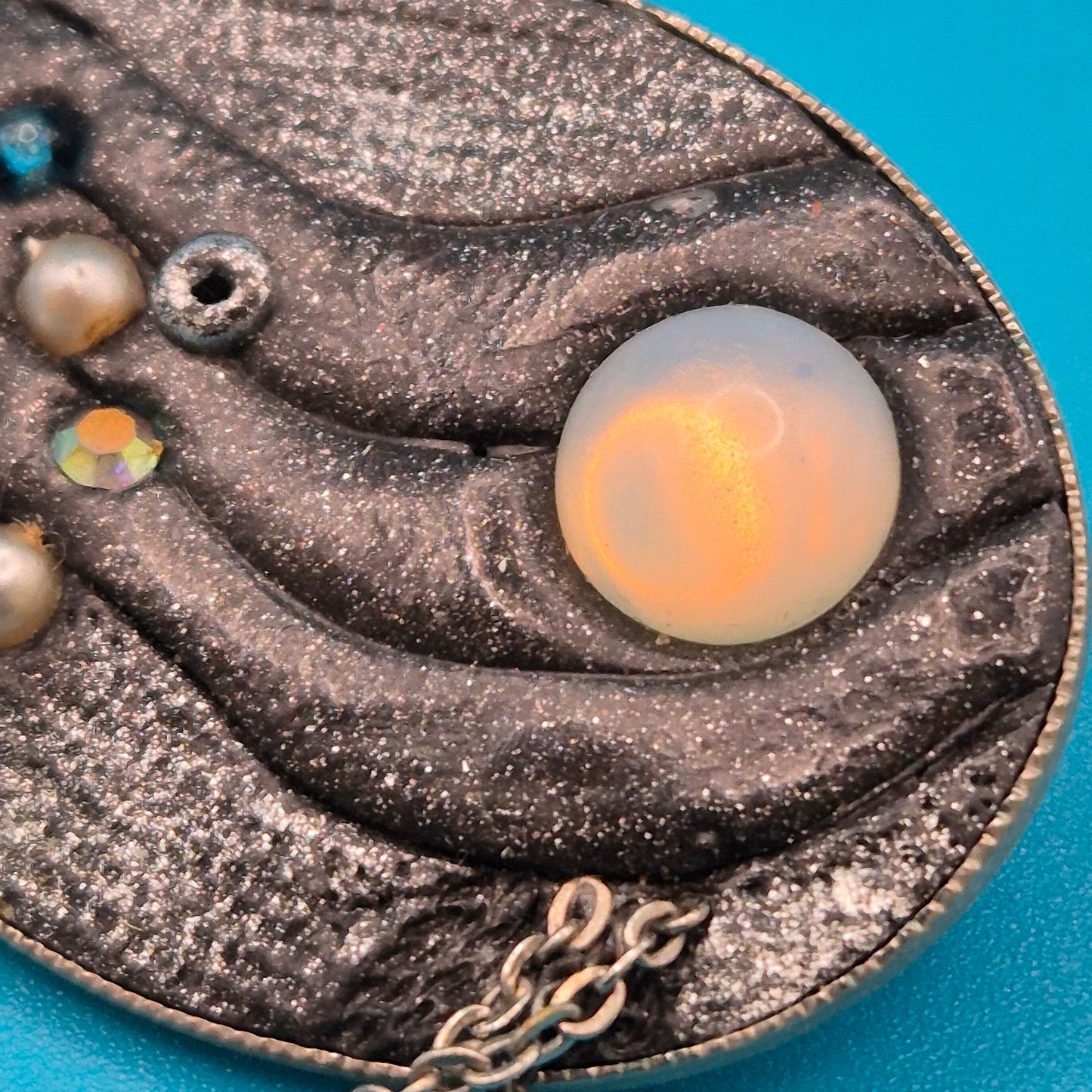 Vintage Brosche in Mond-Optik mit Opal-Cabochon und Perlenbesatz