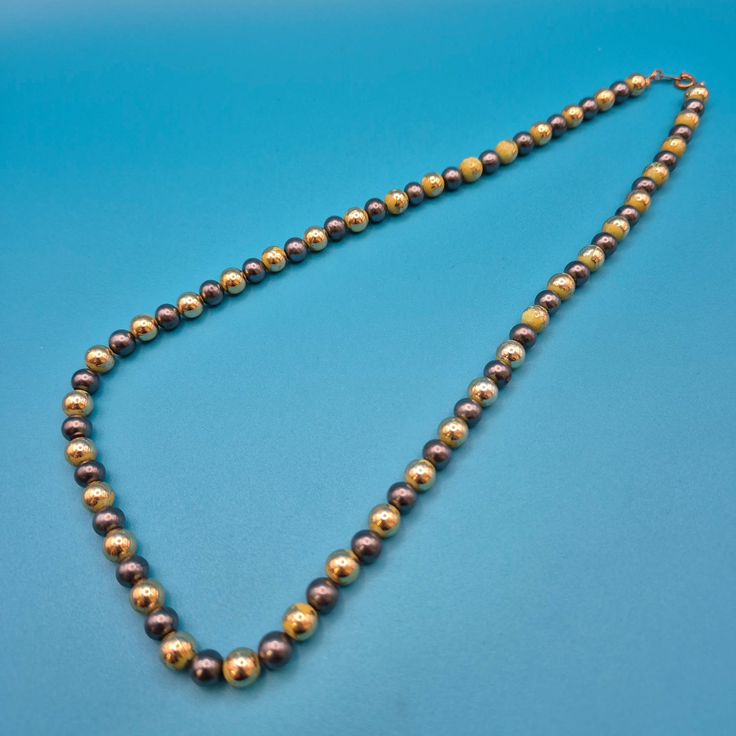 Elegante Vintage-Kette mit grauen Perlen und goldenen Elementen