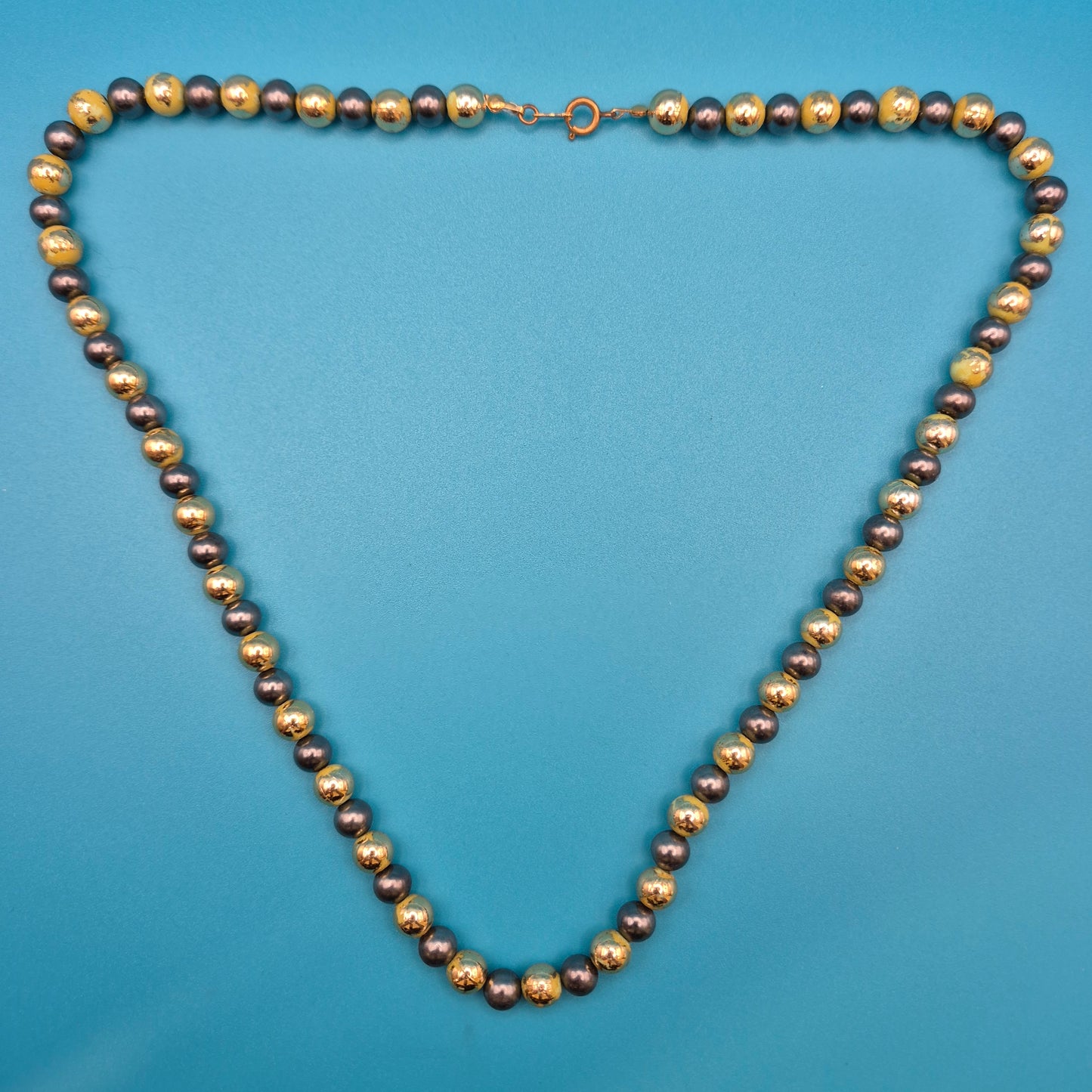 Elegante Vintage-Kette mit grauen Perlen und goldenen Elementen