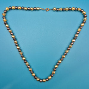 Elegante Vintage-Kette mit grauen Perlen und goldenen Elementen