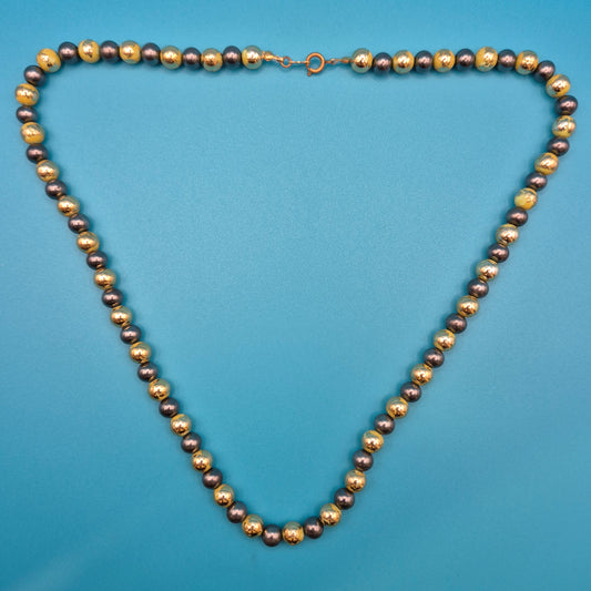 Elegante Vintage-Kette mit grauen Perlen und goldenen Elementen