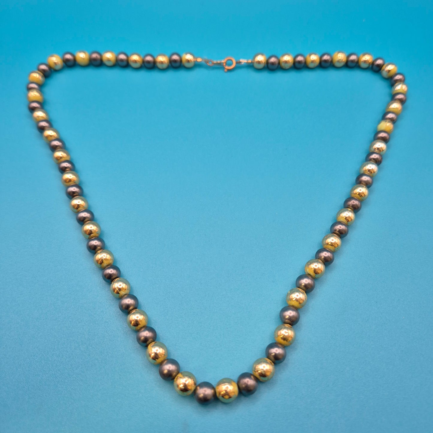 Elegante Vintage-Kette mit grauen Perlen und goldenen Elementen