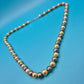 Elegante Vintage-Kette mit grauen Perlen und goldenen Elementen