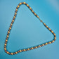 Elegante Vintage-Kette mit grauen Perlen und goldenen Elementen