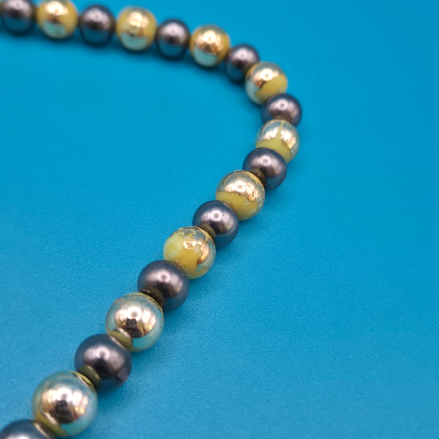Elegante Vintage-Kette mit grauen Perlen und goldenen Elementen