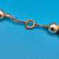 Elegante Vintage-Kette mit grauen Perlen und goldenen Elementen