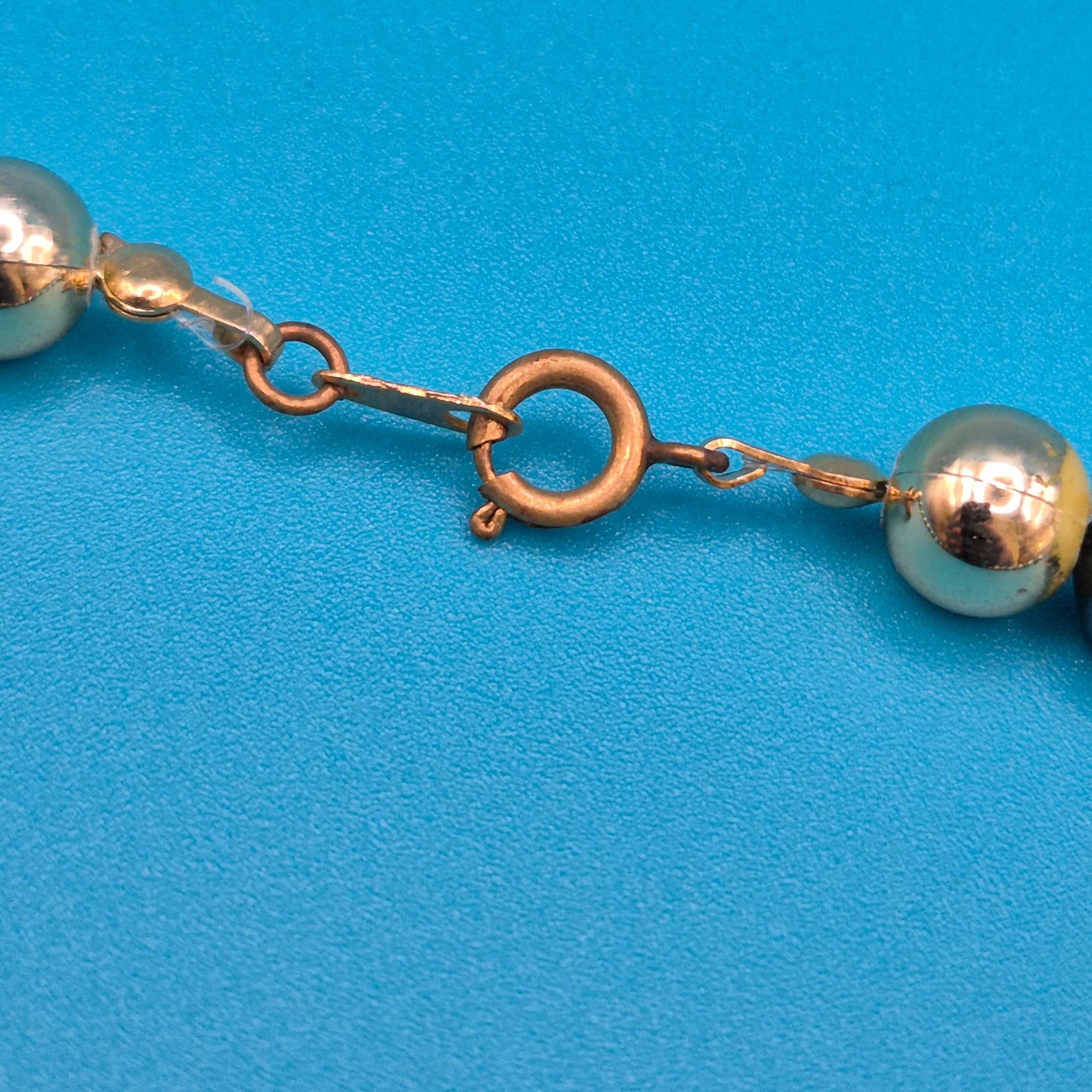 Elegante Vintage-Kette mit grauen Perlen und goldenen Elementen