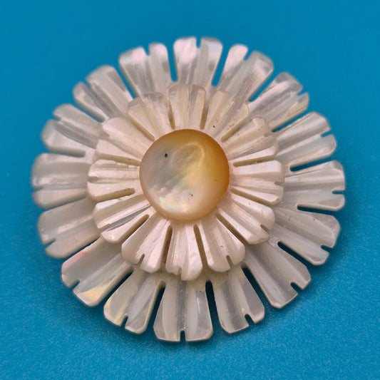 Vintage Perlmutt-Brosche in Blütenform, mehrlagig geschichtet