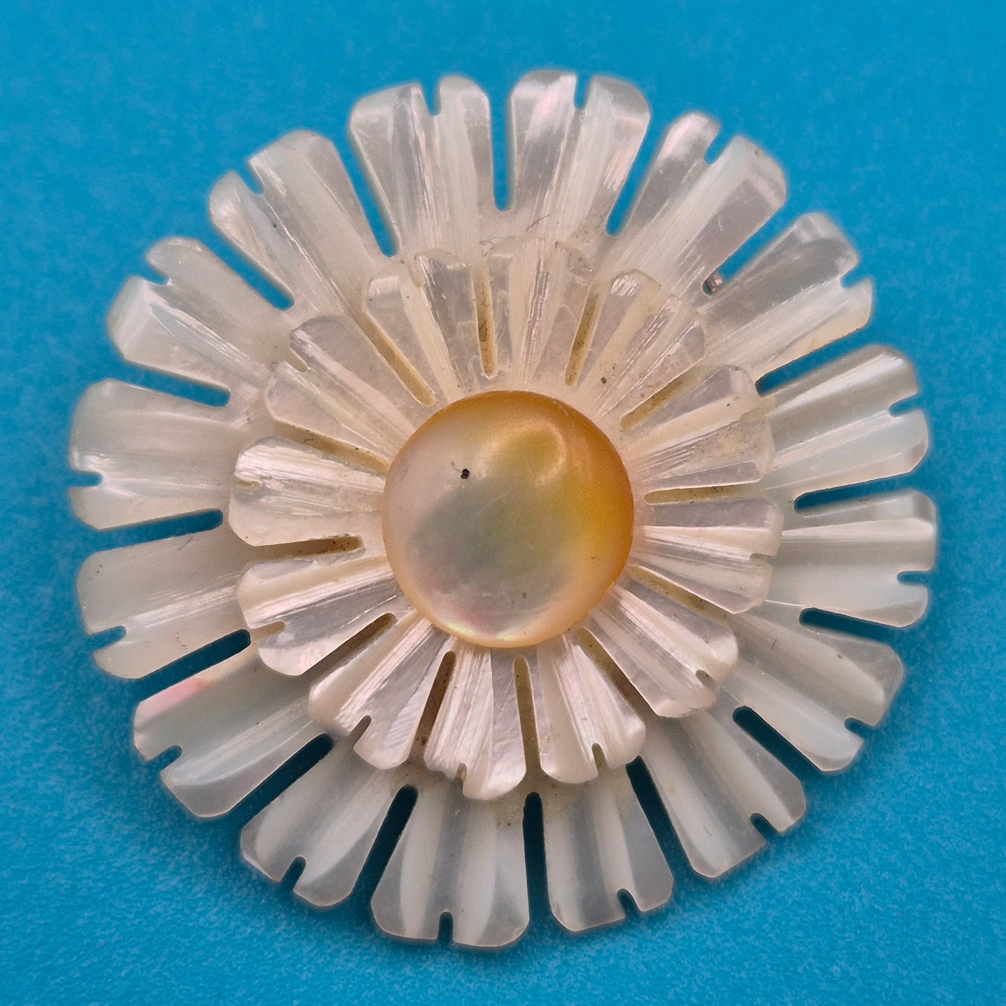 Vintage Perlmutt-Brosche in Blütenform, mehrlagig geschichtet