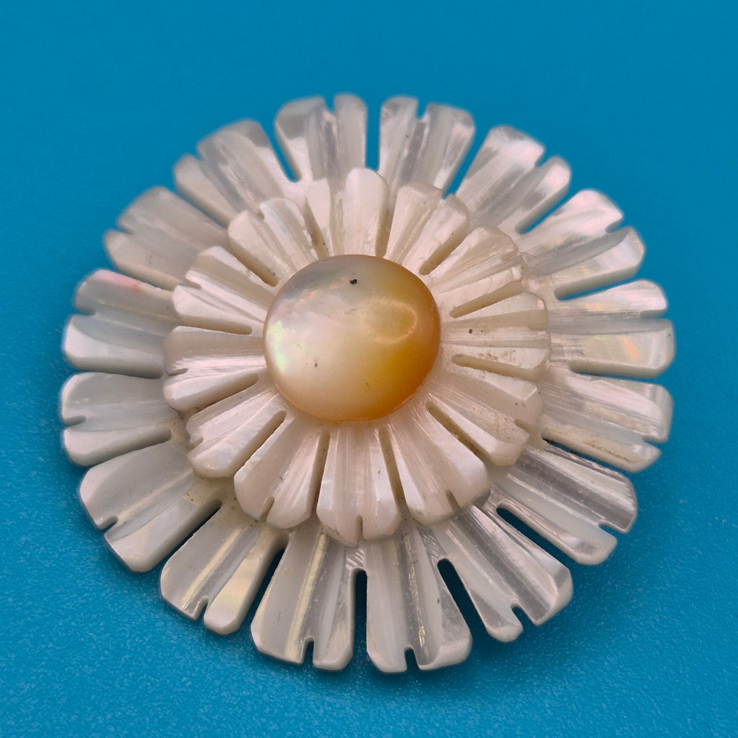Vintage Perlmutt-Brosche in Blütenform, mehrlagig geschichtet