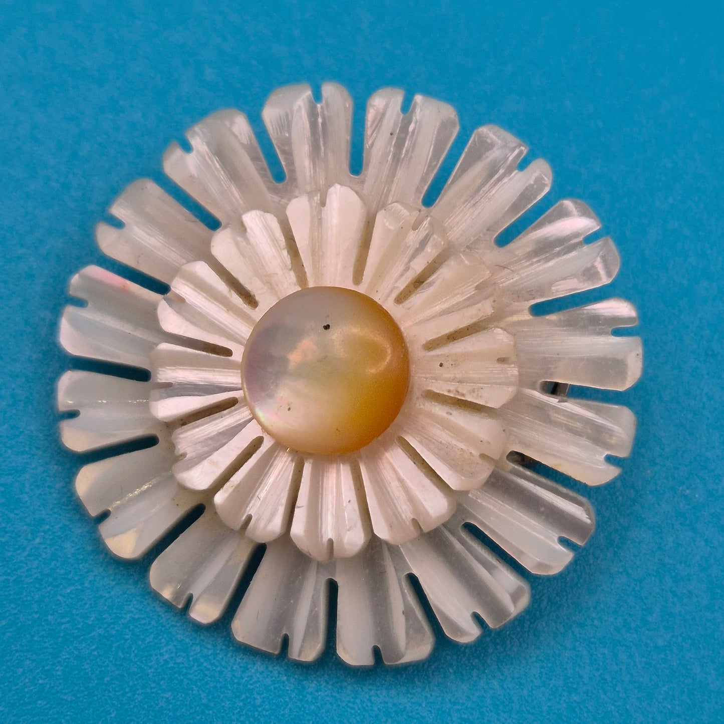 Vintage Perlmutt-Brosche in Blütenform, mehrlagig geschichtet
