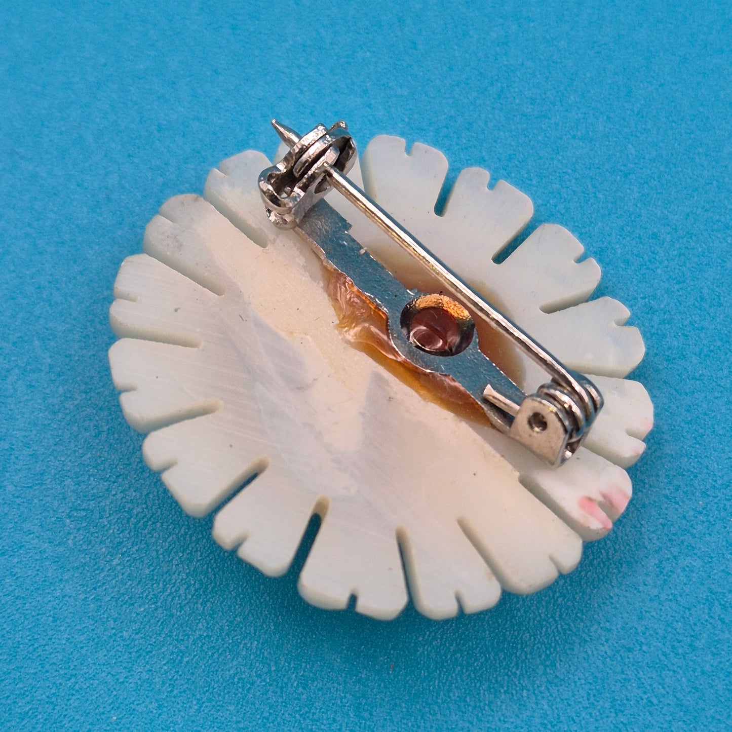 Vintage Perlmutt-Brosche in Blütenform, mehrlagig geschichtet