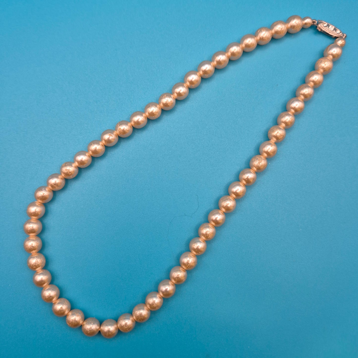 Elegante Vintage Perlenkette mit klassischem Steckverschluss