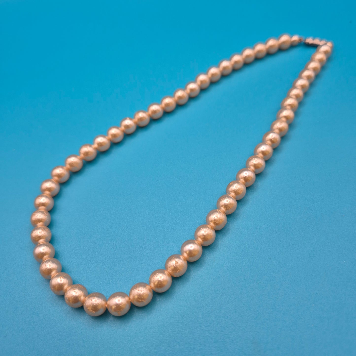 Elegante Vintage Perlenkette mit klassischem Steckverschluss