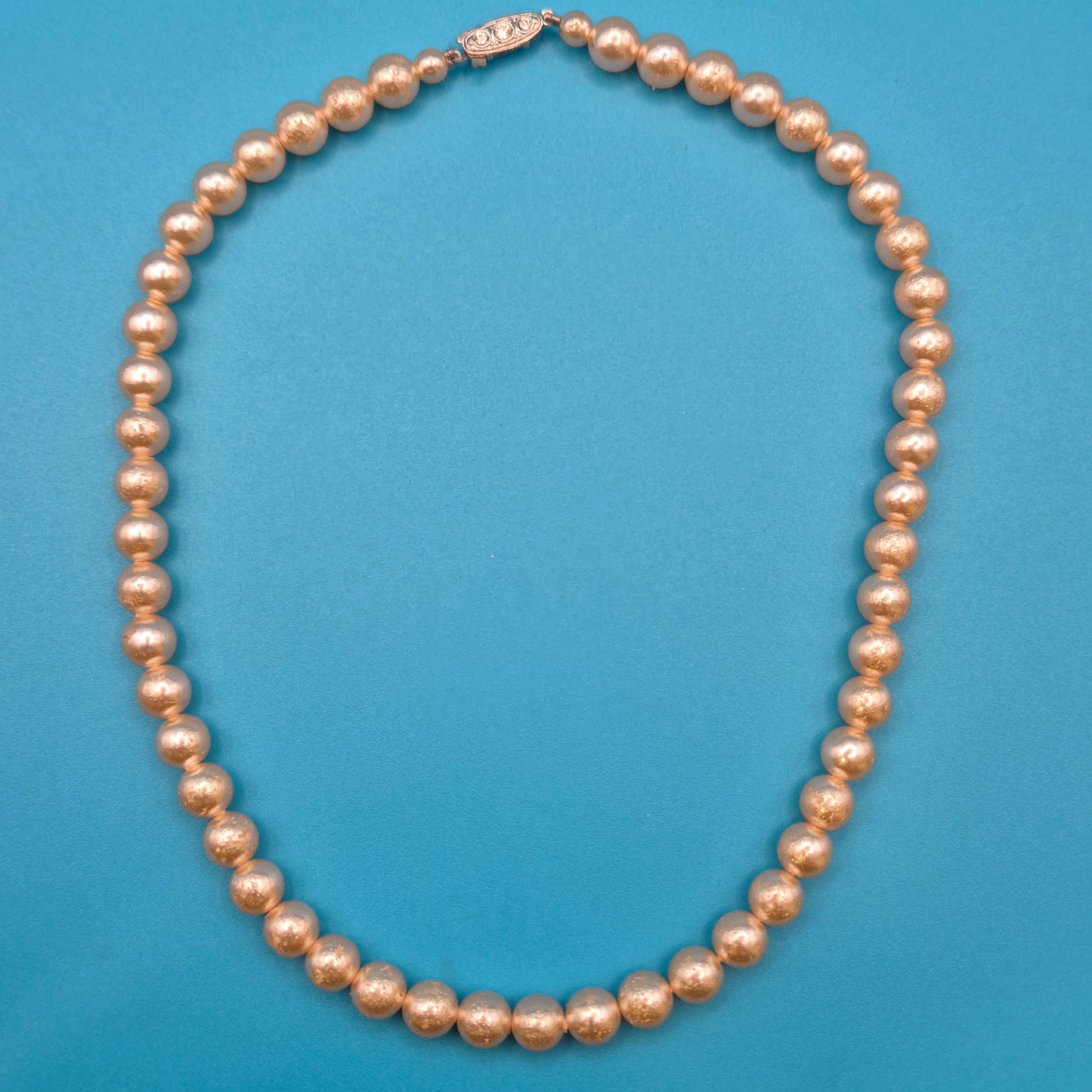 Elegante Vintage Perlenkette mit klassischem Steckverschluss
