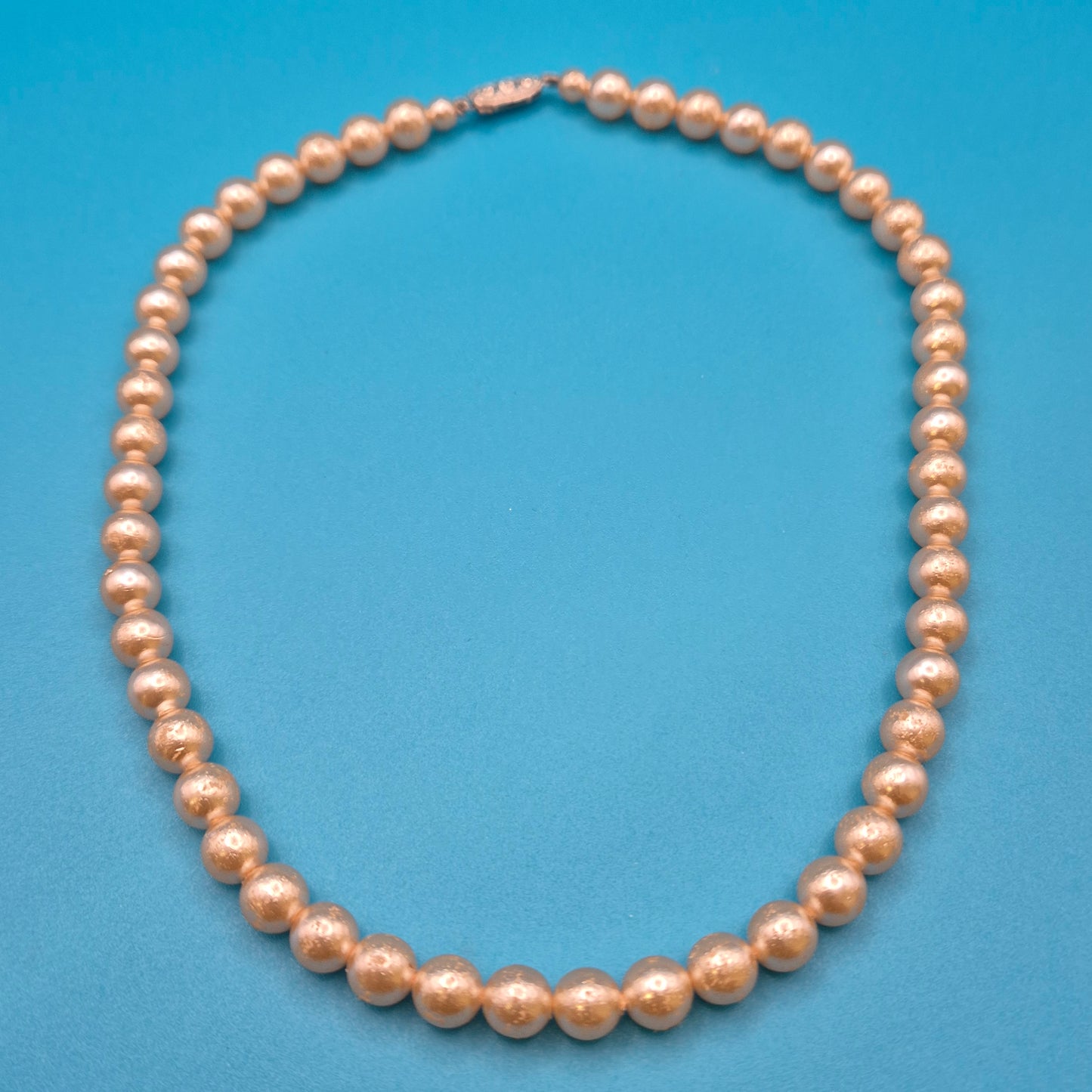 Elegante Vintage Perlenkette mit klassischem Steckverschluss