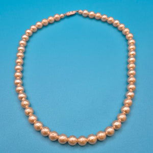 Elegante Vintage Perlenkette mit klassischem Steckverschluss