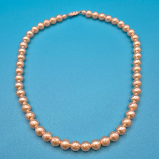 Elegante Vintage Perlenkette mit klassischem Steckverschluss