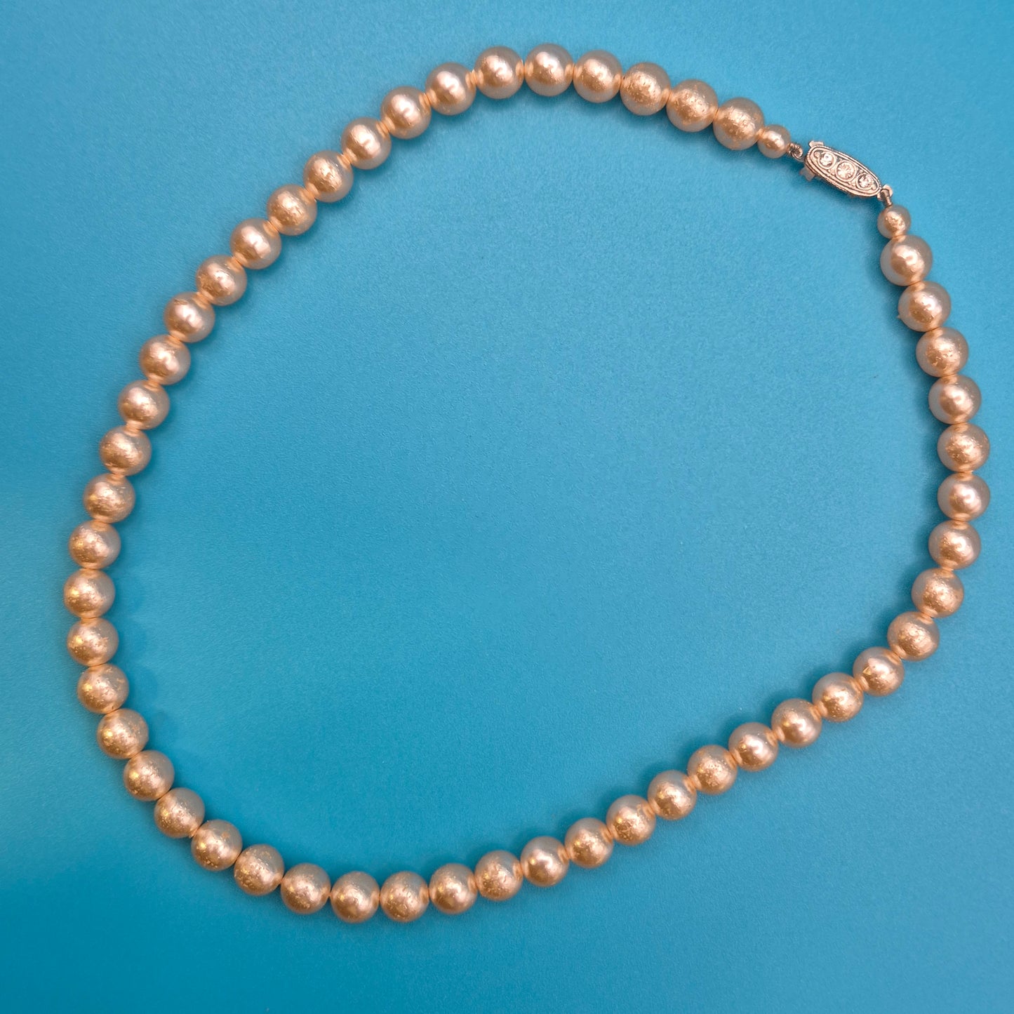 Elegante Vintage Perlenkette mit klassischem Steckverschluss