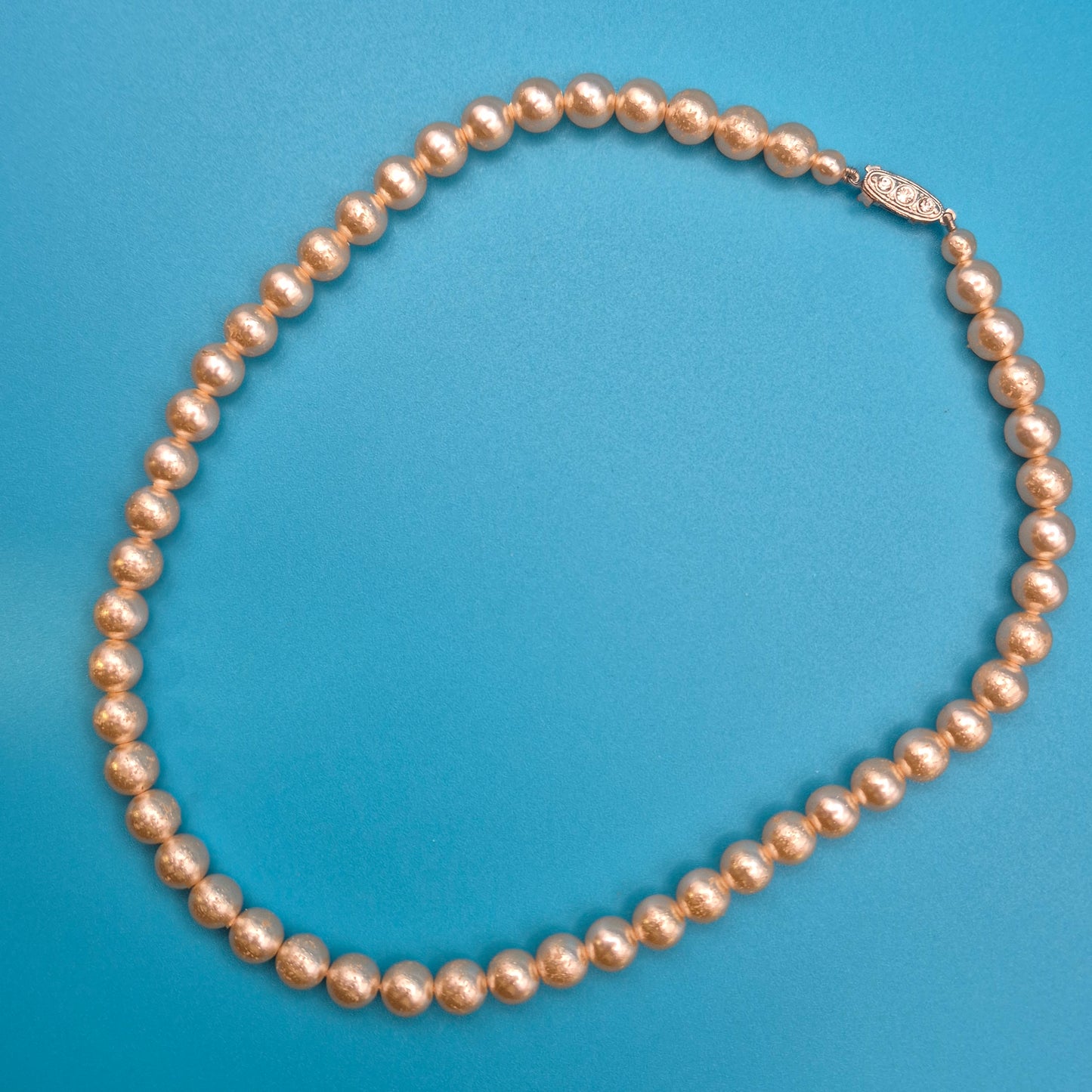 Elegante Vintage Perlenkette mit klassischem Steckverschluss