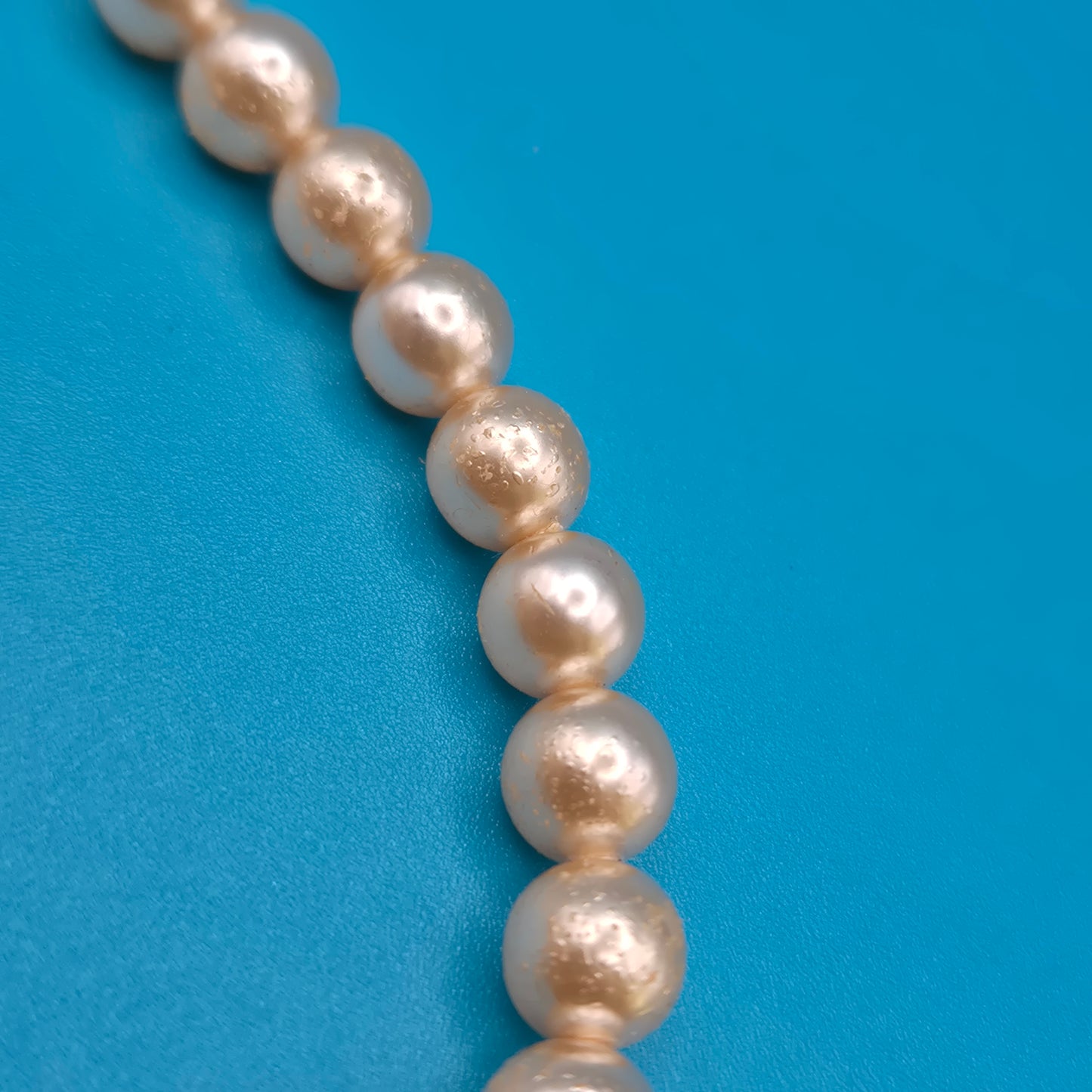 Elegante Vintage Perlenkette mit klassischem Steckverschluss