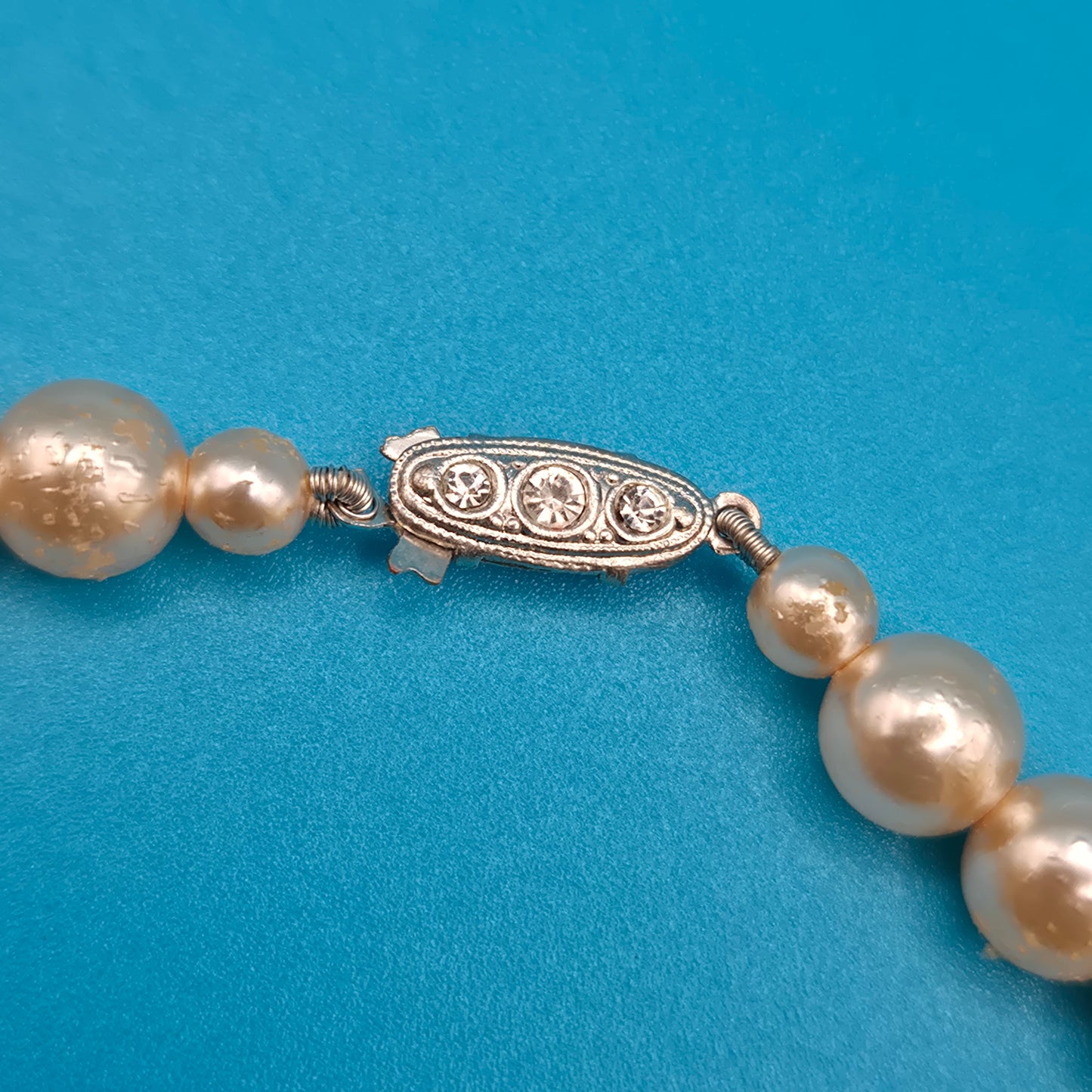 Elegante Vintage Perlenkette mit klassischem Steckverschluss