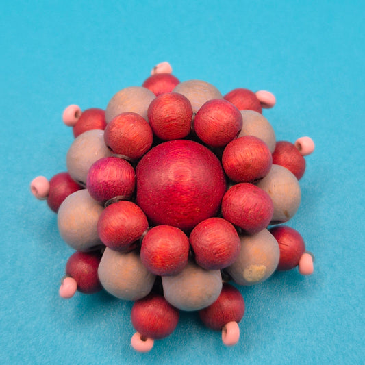 Vintage Holzperlen-Brosche Kugel-Design in Rot und Natur Tönen
