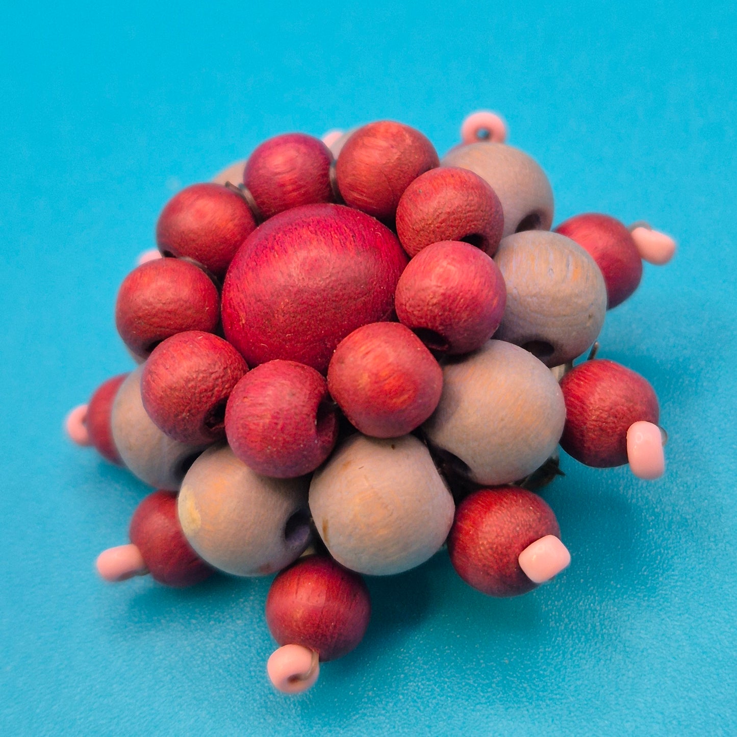Vintage Holzperlen-Brosche Kugel-Design in Rot und Natur Tönen