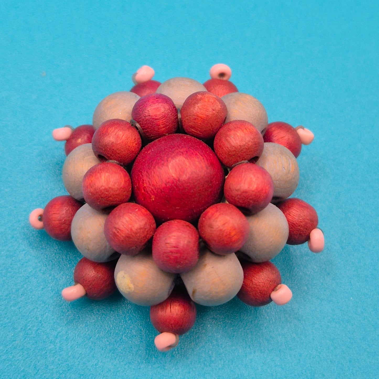 Vintage Holzperlen-Brosche Kugel-Design in Rot und Natur Tönen