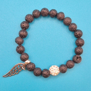 Elegantes Lavastein-Armband mit Engelsflügel-Anhänger und Strass-Akzent